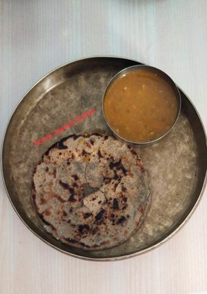 बाजरे की रोटी और मूंग दाल(Bajre Ki Roti Sath Me Whole green moong dal Recipe In Hindi) रेसिपी मुख्य फोटो