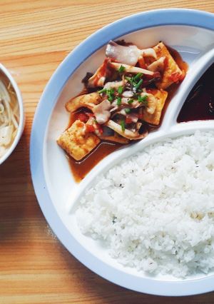 Hình của món Cơm chay: Đậu hũ sốt cà chua nấm.