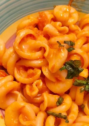 Une photo de Pasta al pomodoro 🇮🇹 pâtes à la sauce tomate fraîche