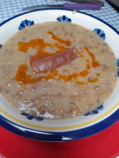 Una foto de Lentejas con pan francés o marraqueta