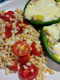 Una foto de Zapallitos rellenos con ensalada de trigo y tomates cherry