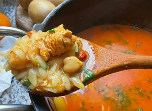 Une photo de 🪹Chorba orzo cuisine 🌶️🌿algérienne