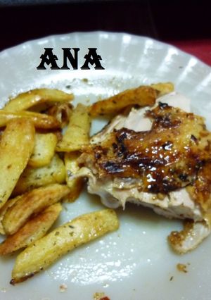 Una foto de Pollo a la parrilla del horno con papas