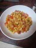 Salteado de pasta con verduras y salchichas frescas