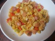 Una foto de macarrones con salchichas frescas