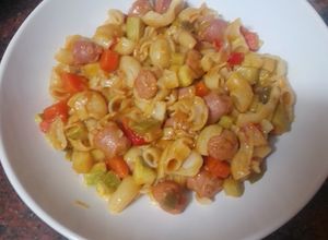 Una foto de Salteado de pasta con verduras y salchichas frescas