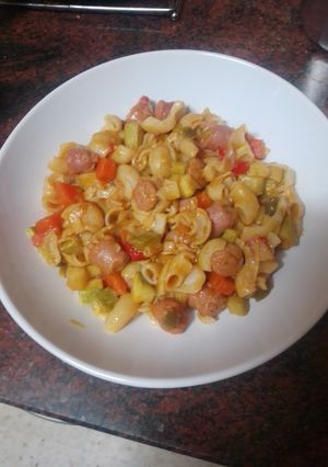 Una foto de Salteado de pasta con verduras y salchichas frescas