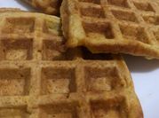 Una foto de waffles desayuno
