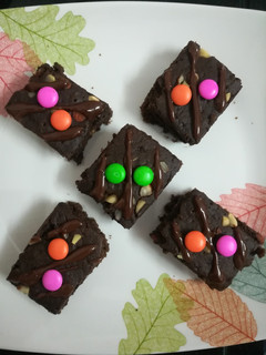 ચોકલેટ બ્રાઉની (chocolate brownie recipe in gujarati) રેસીપી મુખ્ય ફોટો