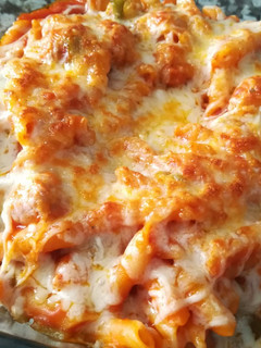 Una foto de Pasta gratinada con salchicha fresca y tomate