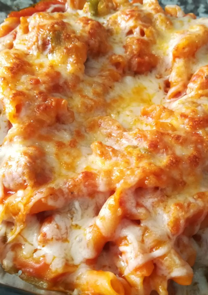 Una foto de Pasta gratinada con salchicha fresca y tomate