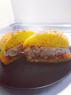 Una foto de Hamburguesa de verduras de temporada en pan de curry y cúrcuma