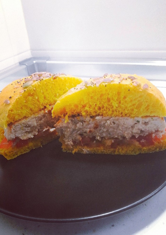 Una foto de Hamburguesa de verduras de temporada en pan de curry y cúrcuma