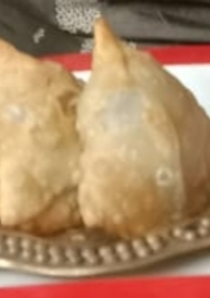 સમોસા (Samosa Recipe in Gujarati) રેસીપી મુખ્ય ફોટો