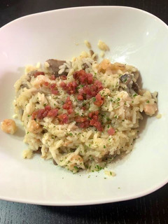 Una foto de Risotto con setas y gambas 🍄 🍤