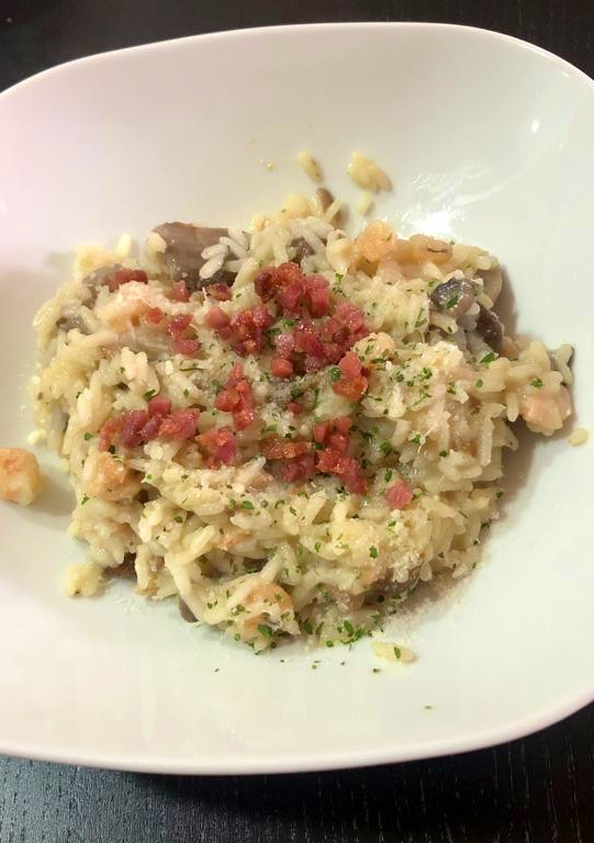 Una foto de Risotto con setas y gambas 🍄 🍤