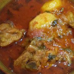 A picture of Aloo chicken gravy.