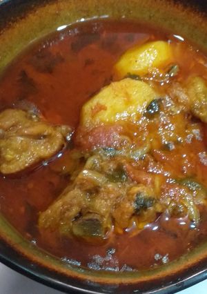 A picture of Aloo chicken gravy.