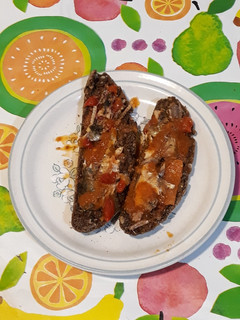 Una foto de Pan negro con sardinas con tomate en escabeche