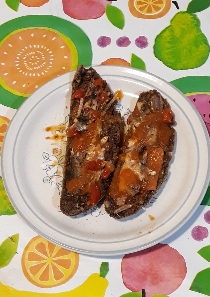 Una foto de Pan negro con sardinas con tomate en escabeche