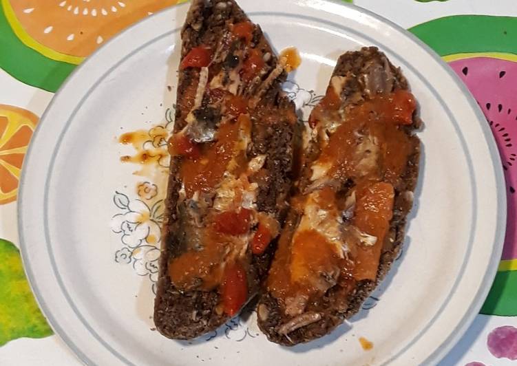 Pan negro con sardinas con tomate en escabeche