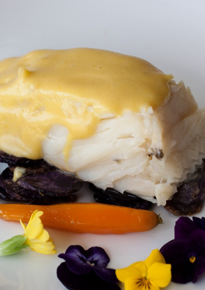 Una foto de Bacalao con crema de albariño y patatas a lo pobre