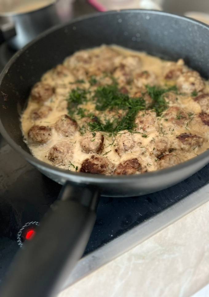 Шведські мʼясні кульки з журавлиновим соусом