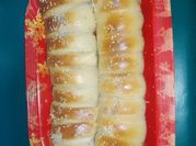 Una foto de pan con semillas y harina 000