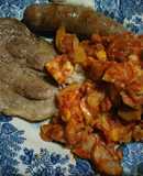 Carne, butifarra criolla y arroz con salsa
