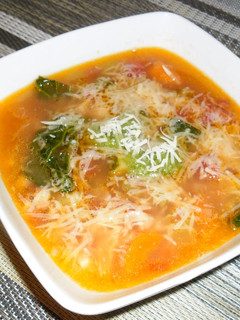 Kiadós házi minestrone leves recept fotója