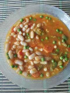 Una foto de Alubias blancas con verduras