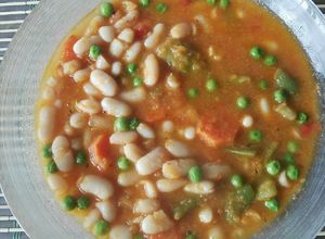 Una foto de Alubias blancas con verduras