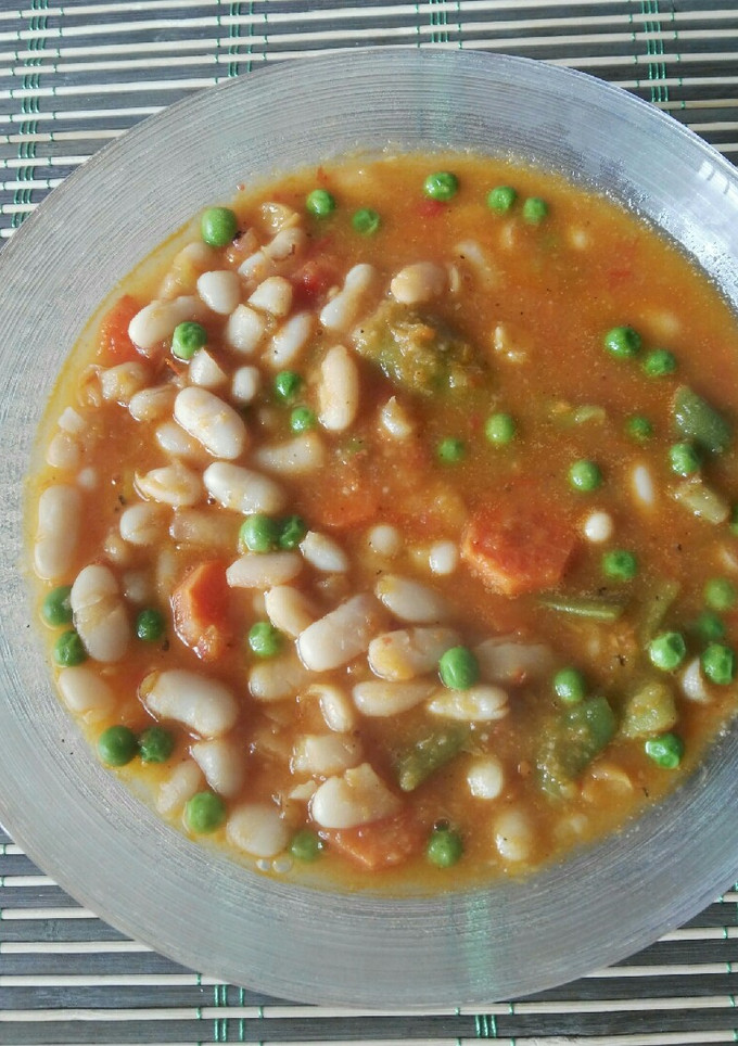 Una foto de Alubias blancas con verduras