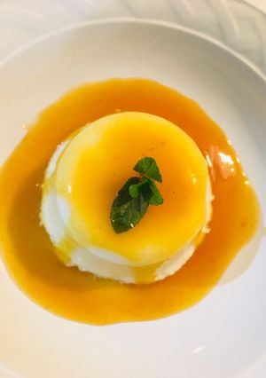 Una foto de Panna cotta de coco 🥥 con coulis de durazno 🍑