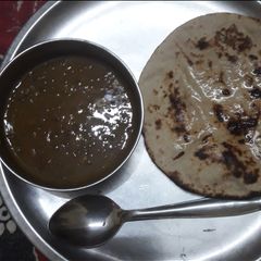 A picture of Kali masoor ki daal aur roti.