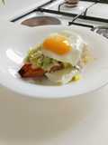 Patate douce rôtie, poireaux et oeuf au plat