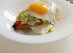 Une photo de Patate douce rôtie, poireaux et oeuf au plat