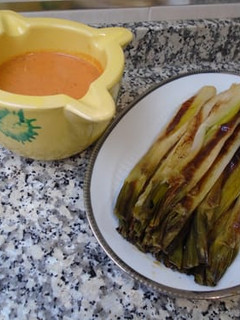 Una foto de Calçots con salsa romesco o calçotada