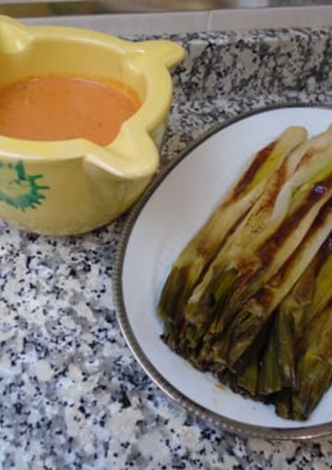 Una foto de Calçots con salsa romesco o calçotada