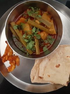 સરગવા બટાકા ની સબ્જી (Saragva Bataka Sabji Recipe In Gujarati) રેસીપી મુખ્ય ફોટો