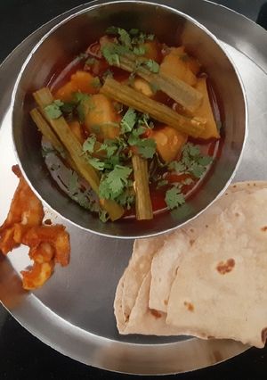 સરગવા બટાકા ની સબ્જી (Saragva Bataka Sabji Recipe In Gujarati) રેસીપી મુખ્ય ફોટો