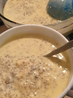 Una foto de Quinua con yogur natural pasas y coco rallado