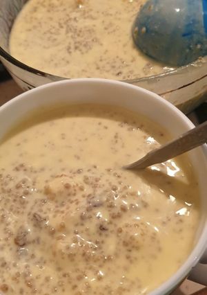 Una foto de Quinua con yogur natural pasas y coco rallado