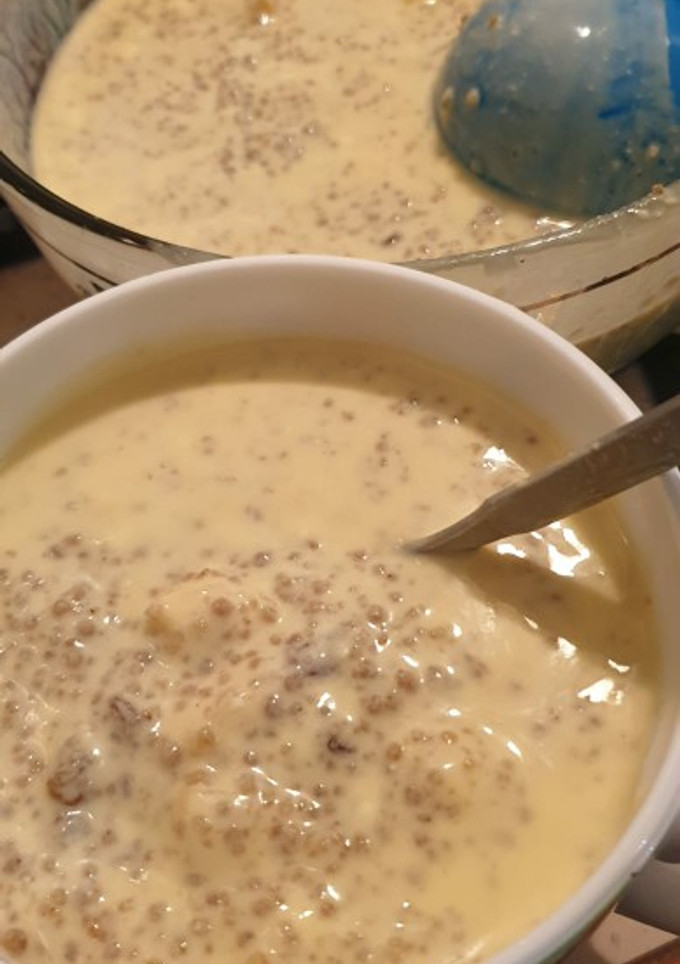 Una foto de Quinua con yogur natural pasas y coco rallado