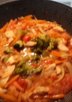 Una foto de Pollo con crocante de verdura y brócoli
