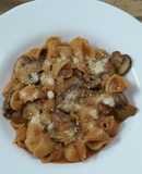 Pasta caracol con champiñones y queso parmesano
