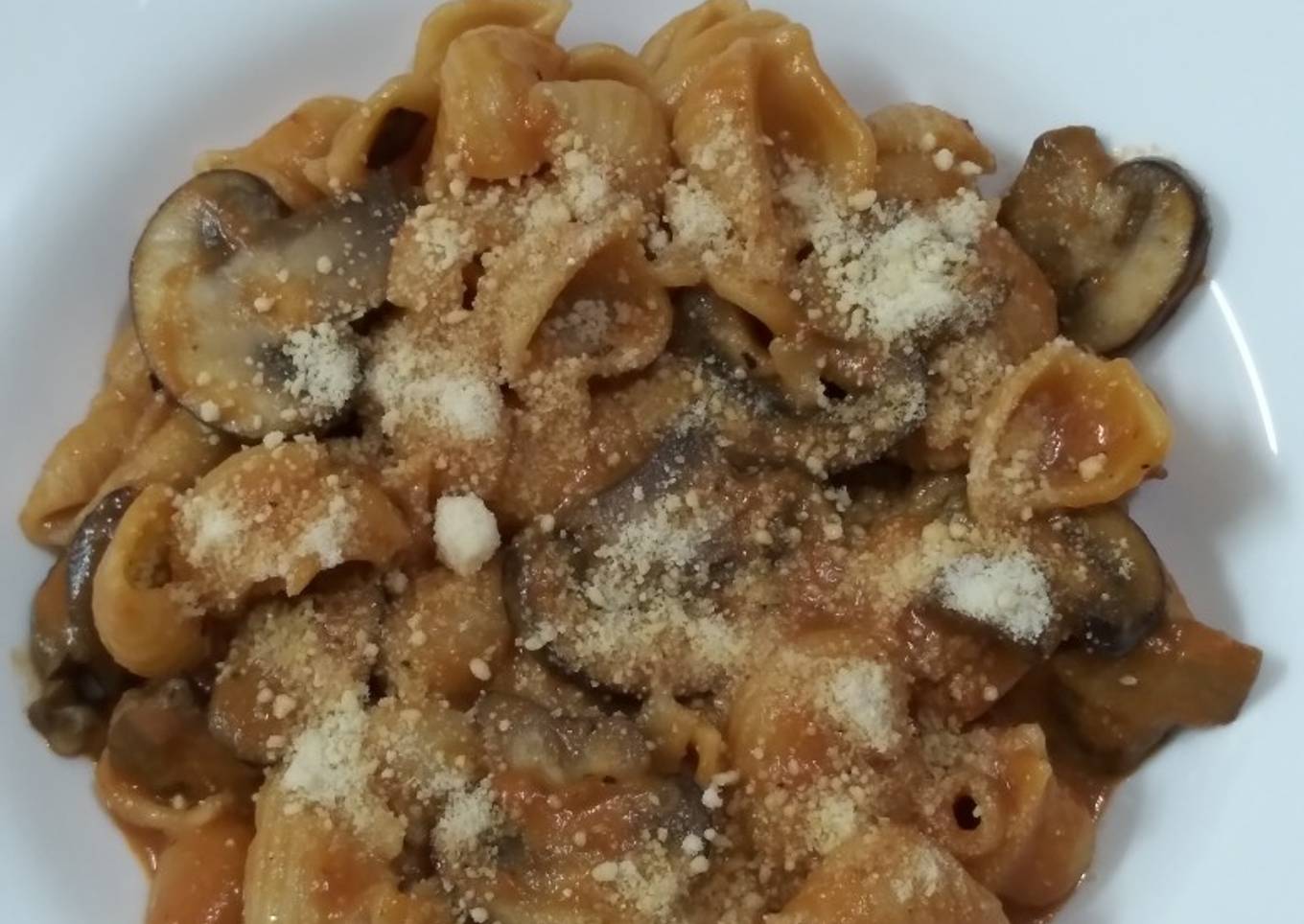 Pasta caracol con champiñones y queso parmesano