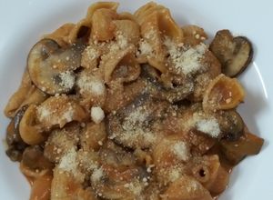 Una foto de Pasta caracol con champiñones y queso parmesano