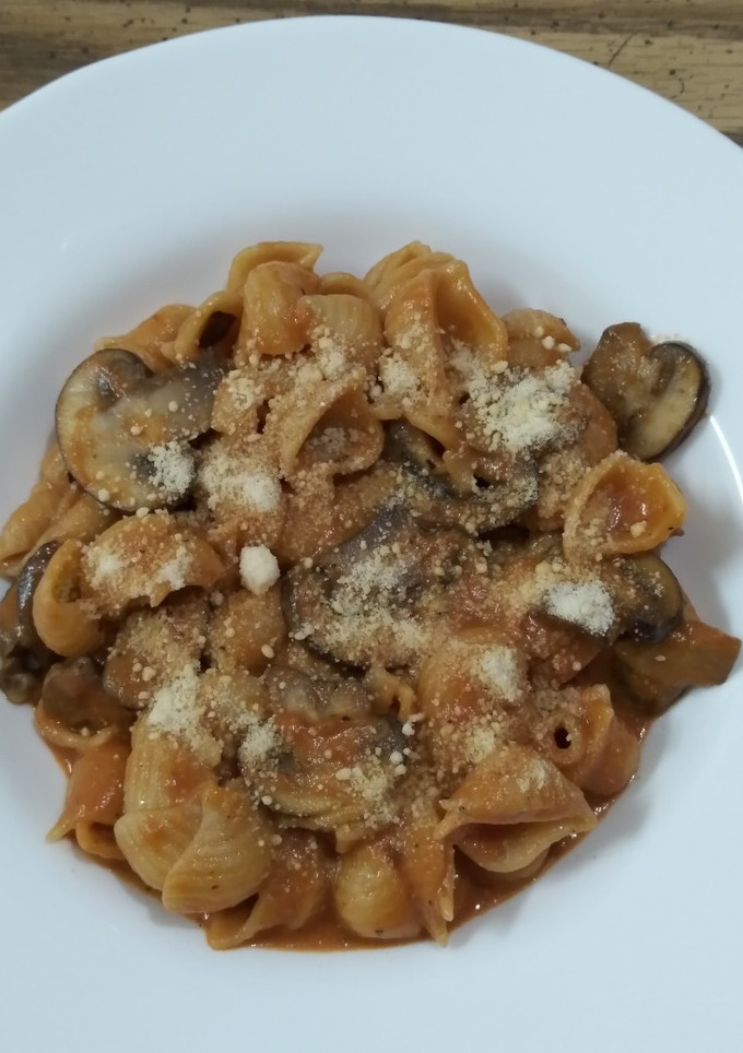 Una foto de Pasta caracol con champiñones y queso parmesano