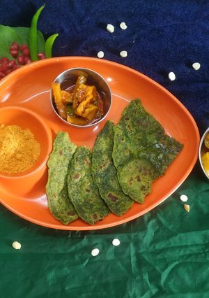 पालक पराठा (palak paratha recipe in marathi) रेसिपी चे मुख्य फोटो 